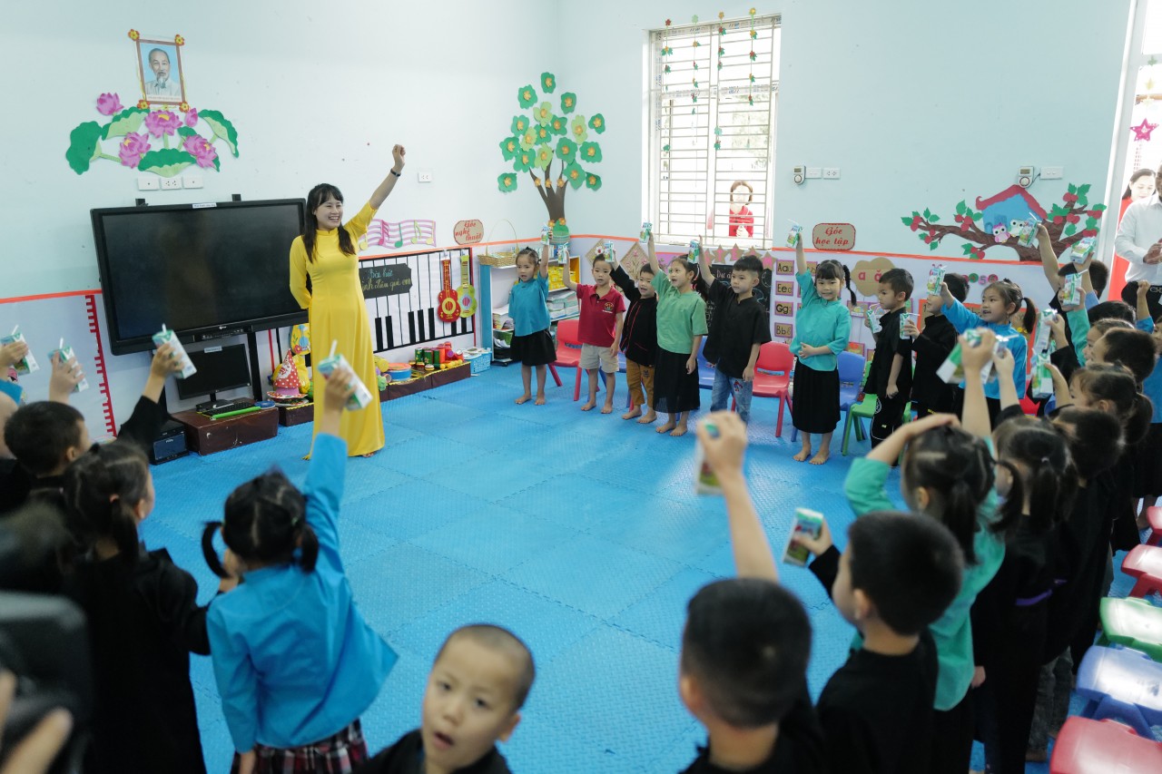 Vinamilk và quỹ sữa vươn cao Việt Nam khởi động hành trình năm thứ 16 tại Quảng Ninh