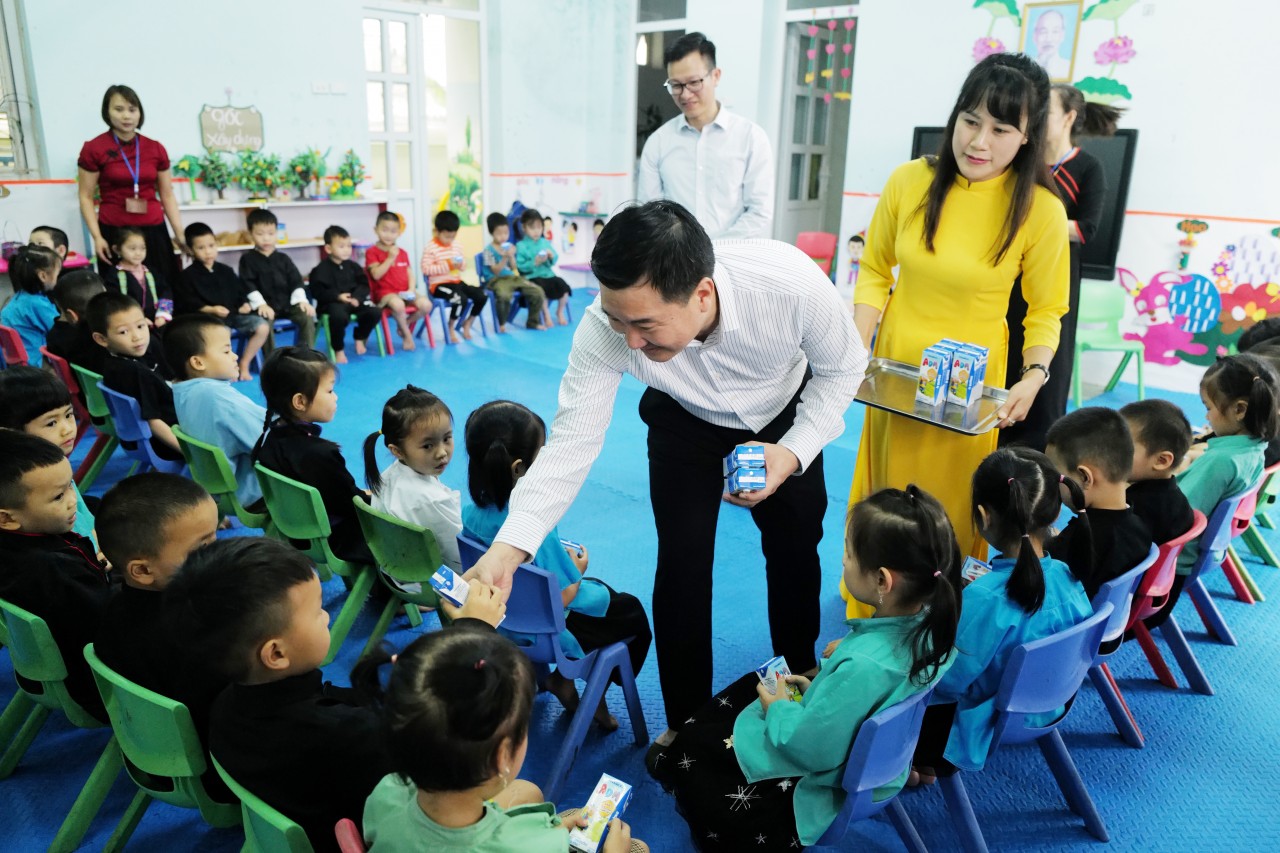 Vinamilk và quỹ sữa vươn cao Việt Nam khởi động hành trình năm thứ 16 tại Quảng Ninh
