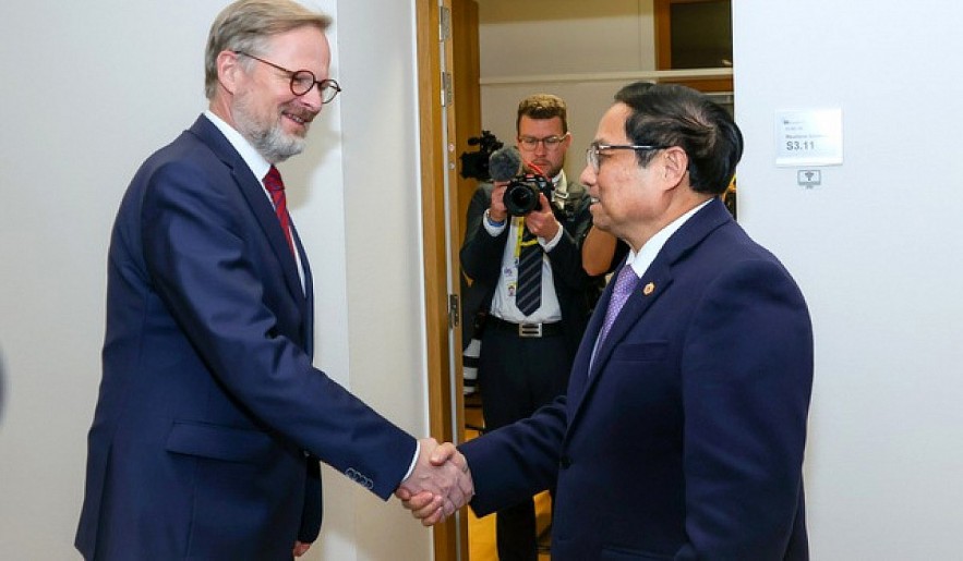 Czech Prime Minister Petr Fiala (L) meets with Vietnamese PM Pham Minh Chinh on the sidellines of the ASEAN-EU Commemorative Summit in Belgium, 2022. (Photo: VGP) Czech Prime Minister Petr Fiala (L) meets with Vietnamese PM Pham Minh Chinh on the sidellines of the ASEAN-EU Commemorative Summit in Belgium, 2022. (Photo: VGP)