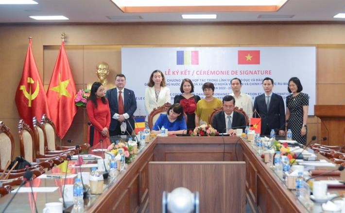Thứ trưởng Nguyễn Văn Phúc và Đại sứ Rumani Cristina Romila ký kết chương trình hợp tác (Ảnh: Moet.gov.vn). Thứ trưởng Nguyễn Văn Phúc và Đại sứ Rumani Cristina Romila ký kết chương trình hợp tác (Ảnh: Moet.gov.vn).