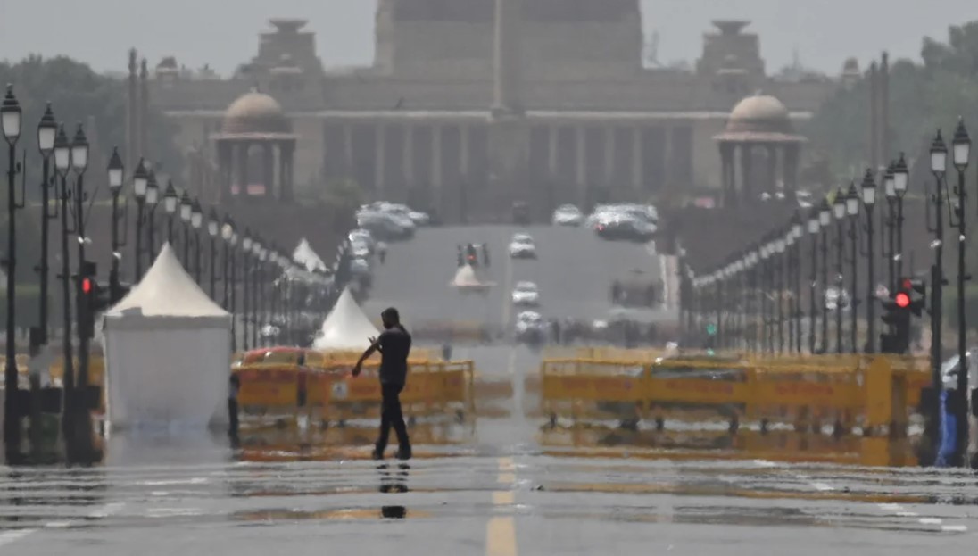 Một ảo ảnh hình thành trên Đường Kartavya do sức nóng thiêu đốt, vào ngày 18 tháng 4, tại New Delhi, Ấn Độ. Một ảo ảnh hình thành trên Đường Kartavya do sức nóng thiêu đốt, vào ngày 18 tháng 4, tại New Delhi, Ấn Độ.