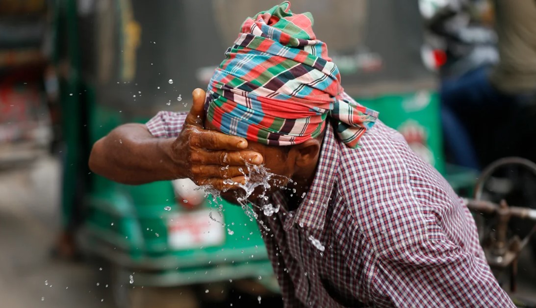 Một người kéo xe té nước lên mặt để giảm bớt nắng nóng ở Dhaka, Bangladesh vào ngày 16/4. Một người kéo xe té nước lên mặt để giảm bớt nắng nóng ở Dhaka, Bangladesh vào ngày 16/4 (Ảnh: Getty). Một người kéo xe té nước lên mặt để giảm bớt nắng nóng ở Dhaka, Bangladesh vào ngày 16/4. Một người kéo xe té nước lên mặt để giảm bớt nắng nóng ở Dhaka, Bangladesh vào ngày 16/4 (Ảnh: Getty).