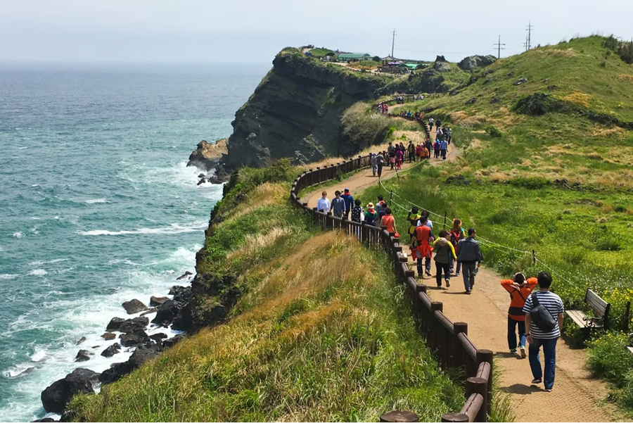 Đảo Jeju của Hàn Quốc đang dự tính áp đặt phí nhằm tìm cách hạn chế sức ép về vệ sinh và môi trường do quá tải du lịch (Ảnh: KT). Đảo Jeju của Hàn Quốc đang dự tính áp đặt phí nhằm tìm cách hạn chế sức ép về vệ sinh và môi trường do quá tải du lịch (Ảnh: KT).