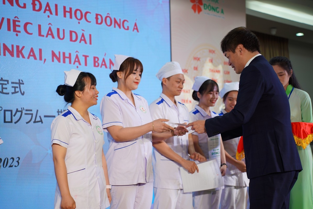 Trao học bổng và quyết định làm việc lâu dài tại Nhật cho sinh viên. Trao học bổng và quyết định làm việc lâu dài tại Nhật cho sinh viên.