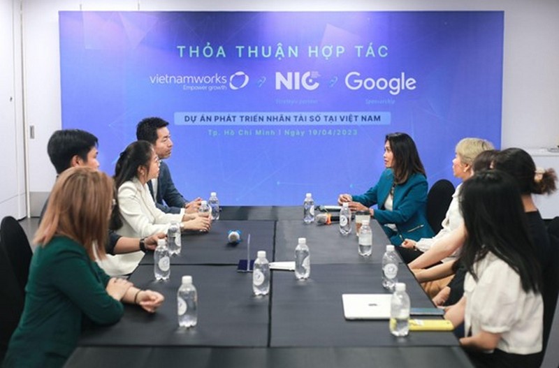 Đại diện Google, NIC và VietnamWorks tại sự kiện khởi động Chương trình Nhiều tổ chức vào cuộc cải thiện tình trạng thiếu hụt nhân tài số tại Việt Nam
