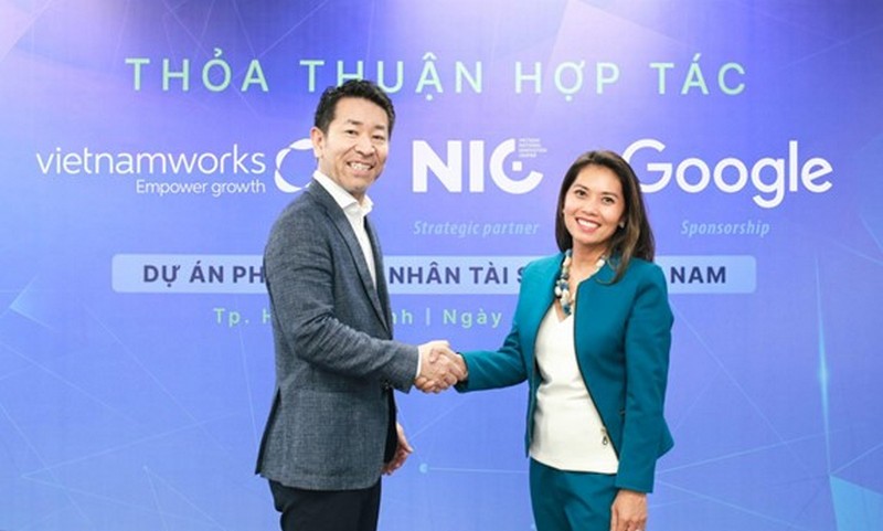 Đại diện VietnamWorks và Google trong buổi lễ phát động Chương trình. Đại diện VietnamWorks và Google trong buổi lễ phát động Chương trình.