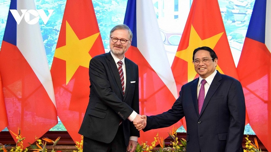 Vietnamese Prime Minister Pham Minh Chinh (R) and his Czech counterpart Petr Fiala shake hands ahead of their talks in Hanoi on April 21 morning.