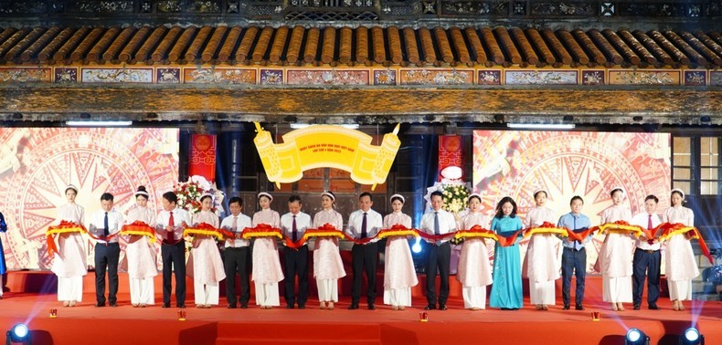 Phó Thủ tướng Chính phủ Trần Lưu Quang cùng các đại biểu cắt băng khai mạc Ngày Sách và Văn hóa đọc Việt Nam lần thứ hai năm 2023. Phó Thủ tướng Chính phủ Trần Lưu Quang cùng các đại biểu cắt băng khai mạc Ngày Sách và Văn hóa đọc Việt Nam lần thứ hai năm 2023.