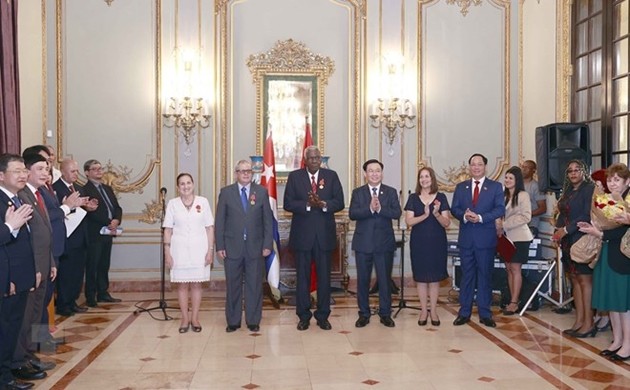 Trao Huân chương Hồ Chí Minh tặng Chủ tịch Quốc hội Cuba Trao Huân chương Hồ Chí Minh tặng Chủ tịch Quốc hội Cuba