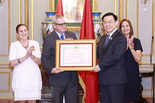 Trao Huân chương Hồ Chí Minh tặng Chủ tịch Quốc hội Cuba Trao Huân chương Hồ Chí Minh tặng Chủ tịch Quốc hội Cuba