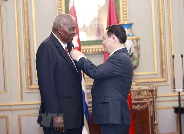 Trao Huân chương Hồ Chí Minh tặng Chủ tịch Quốc hội Cuba Trao Huân chương Hồ Chí Minh tặng Chủ tịch Quốc hội Cuba