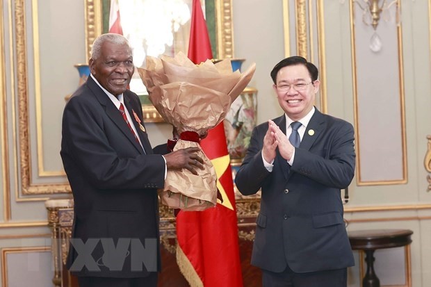 Trao Huân chương Hồ Chí Minh tặng Chủ tịch Quốc hội Cuba Trao Huân chương Hồ Chí Minh tặng Chủ tịch Quốc hội Cuba