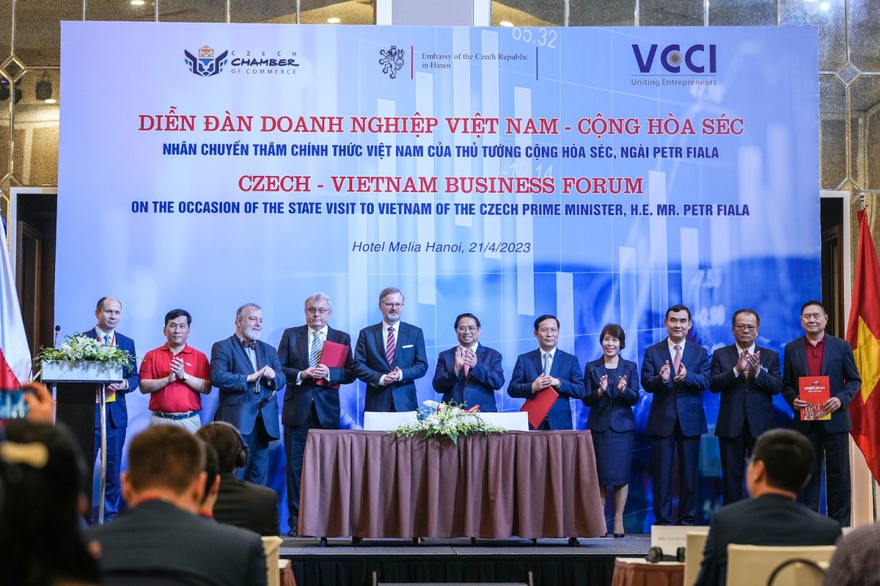 at the Vietnam - Czech Business Forum organised by the Vietnam Chamber of Commerce and Industry (VCCI) in collaboration with the Embassy of the Czech Republic in Vietnam and the Czech Chamber of Commerce (CCC) held in Hanoi on April 21. at the Vietnam - Czech Business Forum organised by the Vietnam Chamber of Commerce and Industry (VCCI) in collaboration with the Embassy of the Czech Republic in Vietnam and the Czech Chamber of Commerce (CCC) held in Hanoi on April 21.