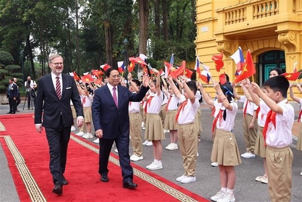 Prime Minister Pham Minh Chinh (R) welcomes Prime Minister Petr Fiala. Photo: VNA Prime Minister Pham Minh Chinh (R) welcomes Prime Minister Petr Fiala. Photo: VNA