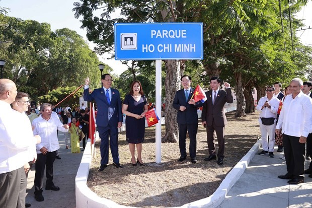 NA Chairman Vuong Dinh Hue and officials besides the nameplate of the Ho Chi Minh Park in Havana. Photo: VNA NA Chairman Vuong Dinh Hue and officials besides the nameplate of the Ho Chi Minh Park in Havana. Photo: VNA