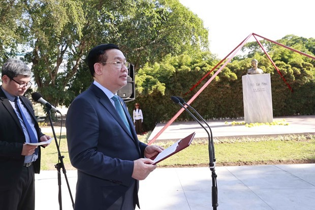 NA Chairman Vuong Dinh Hue delivers a speech in front of the monument to President Ho Chi Minh at the park renaming ceremony on April 20 afternoon (Cuban time). Photo: VNA NA Chairman Vuong Dinh Hue delivers a speech in front of the monument to President Ho Chi Minh at the park renaming ceremony on April 20 afternoon (Cuban time). Photo: VNA