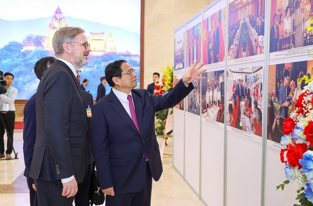 Prime Minister Pham Minh Chinh introduced to Prime Minister Petr Fiala some pictures of the relationship between the two countries. Photo: VGP Prime Minister Pham Minh Chinh introduced to Prime Minister Petr Fiala some pictures of the relationship between the two countries. Photo: VGP