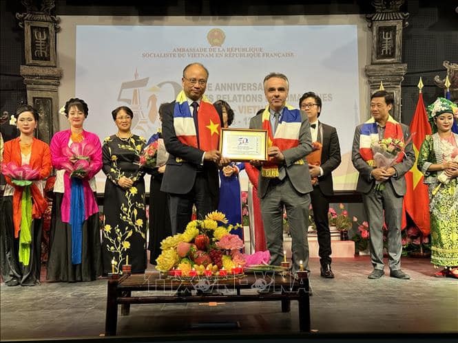 Vietnamese Ambassador to France Dinh Toan Thang (L) presents a gift to Benoit Guidée, Asia and Oceania Director at the French Ministry for Europe and Foreign Affairs. Photo: VNA Vietnamese Ambassador to France Dinh Toan Thang (L) presents a gift to Benoit Guidée, Asia and Oceania Director at the French Ministry for Europe and Foreign Affairs. Photo: VNA