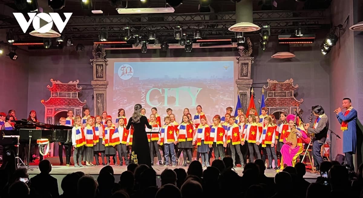 Performance of French and Vietnamese songs by the choir performed by students of Lully-Vauban primary school. Photo: VOV Performance of French and Vietnamese songs by the choir performed by students of Lully-Vauban primary school. Photo: VOV