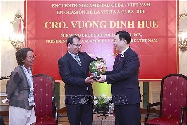 NA Chairman Vuong Dinh Hue (R) presents a souvenir to representatives of ICAP (Photo: VNA) NA Chairman Vuong Dinh Hue (R) presents a souvenir to representatives of ICAP (Photo: VNA)