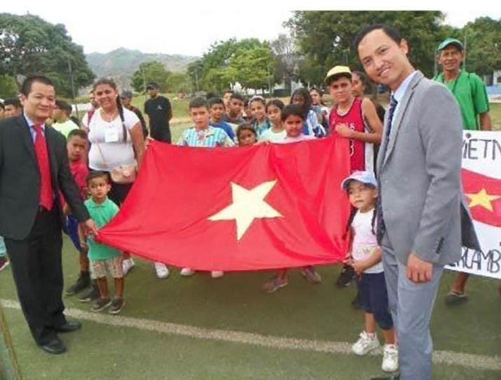 The Vietnamese Embassy in Venezuela coordinated to organize a Venezuela-Vietnam cultural and sports exchange program at Hugo Chavez park, Libertador district, Caracas capital. The Vietnamese Embassy in Venezuela coordinated to organize a Venezuela-Vietnam cultural and sports exchange program at Hugo Chavez park, Libertador district, Caracas capital.