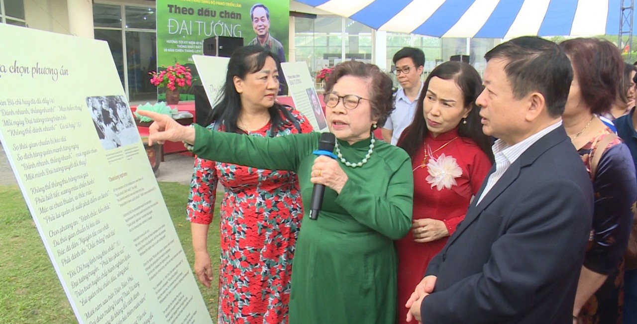 Triển lãm thơ diễn ca lịch sử “Theo dấu chân Đại tướng” | Văn hóa | Vietnam+ (VietnamPlus) Triển lãm thơ diễn ca lịch sử “Theo dấu chân Đại tướng” | Văn hóa | Vietnam+ (VietnamPlus)
