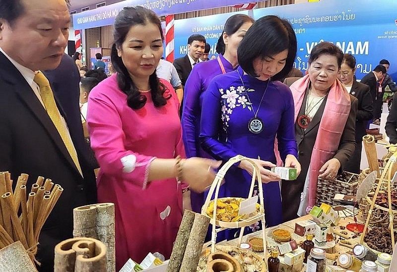 Các đại biểu của thành phố Hà Nội tham dự Hội nghị phát triển làng nghề, vùng nguyên liệu và kết nối tiêu thụ sản phẩm Hà Nội - Viêng Chăn 2023 tại Thủ đô Viêng Chăn (Ảnh: Báo Công thương). Các đại biểu của thành phố Hà Nội tham dự Hội nghị phát triển làng nghề, vùng nguyên liệu và kết nối tiêu thụ sản phẩm Hà Nội - Viêng Chăn 2023 tại Thủ đô Viêng Chăn (Ảnh: Báo Công thương).