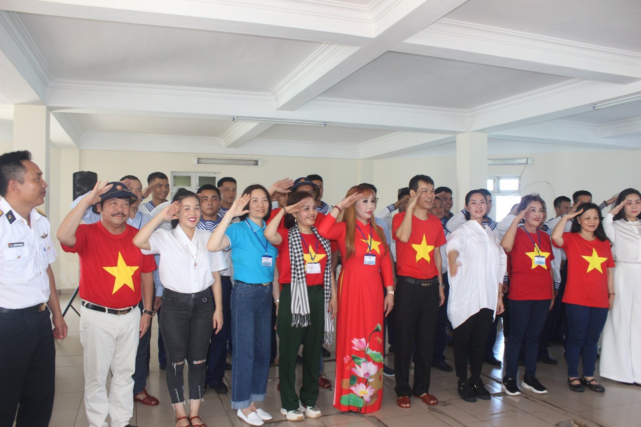 Hơn 50 kiều bào đến từ 23 quốc gia trên thế giới thăm Trường Sa và Nhà giàn DK1