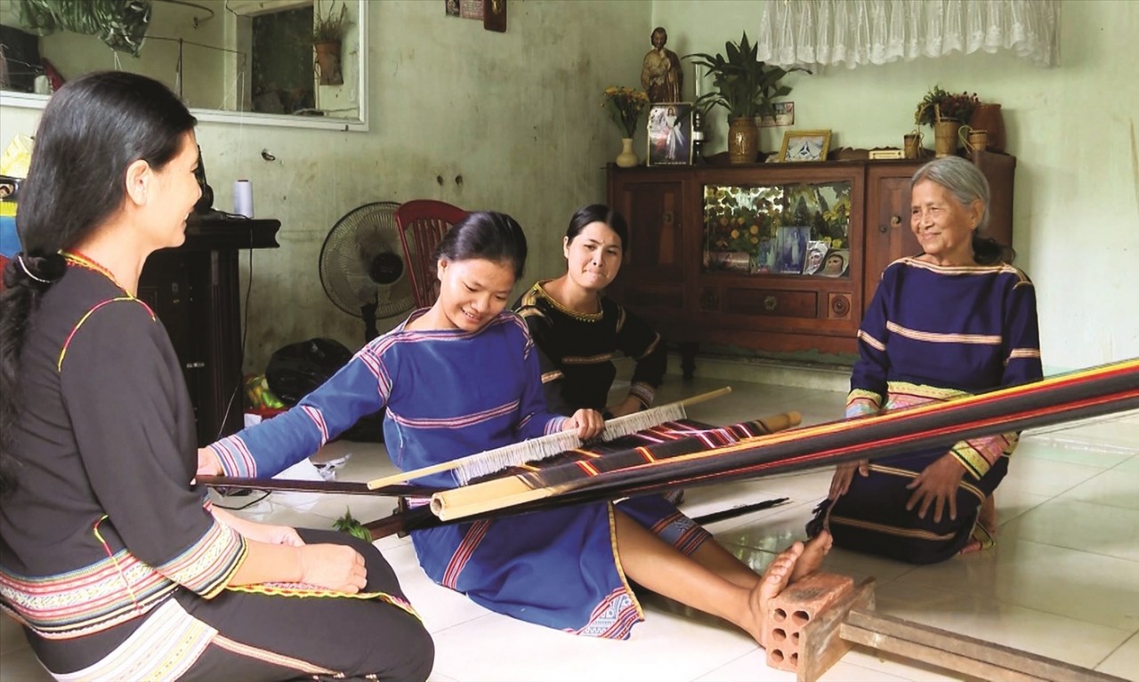 Gia đình 3 thế hệ giữ nghề dệt truyền thống Gia đình 3 thế hệ giữ nghề dệt truyền thống