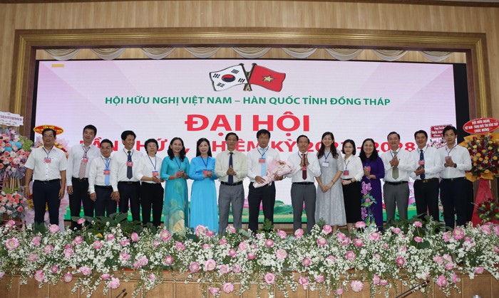 Ông Lê Xuân Hải – Chủ tịch Liên hiệp các Hội Hữu nghị tỉnh  tặng hoa chúc mừng Ban Chấp hành khóa II (Ảnh: 