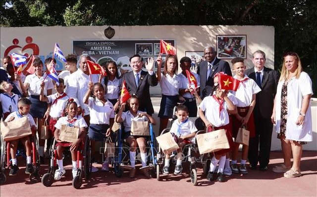 NA Chairman Vuong Dinh Hue visits the Cuba-Vietnam Friendship School. Photo: VNA NA Chairman Vuong Dinh Hue visits the Cuba-Vietnam Friendship School. Photo: VNA