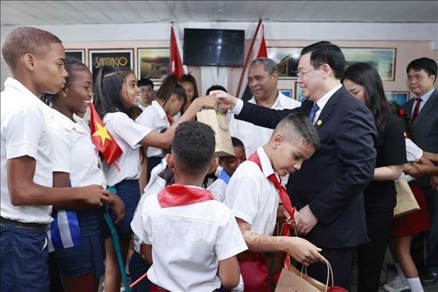 NA Chairman Vuong Dinh Hue presents gifts to students of Cuba-Vietnam Friendship School. Photo: VNA NA Chairman Vuong Dinh Hue presents gifts to students of Cuba-Vietnam Friendship School. Photo: VNA