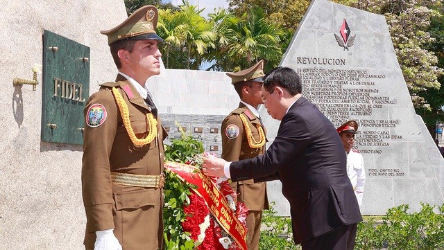 NA Chairman Vuong Dinh Hue lays flowers at the tomb of Cuban leader Fidel Castro Ruz. Photo: VGP NA Chairman Vuong Dinh Hue lays flowers at the tomb of Cuban leader Fidel Castro Ruz. Photo: VGP