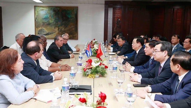 National Assembly Chairman Vuong Dinh Hue met with leaders of Santiago de Cuba city. Photo: VGP National Assembly Chairman Vuong Dinh Hue met with leaders of Santiago de Cuba city. Photo: VGP