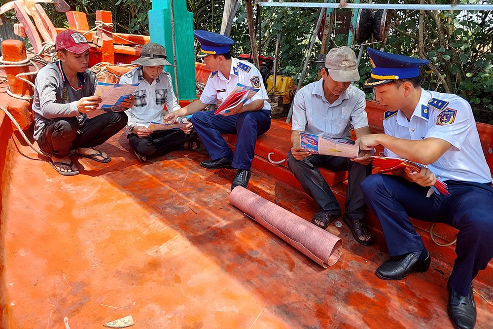 Cảnh sát biển Tuyên truyền, tặng cờ Tổ quốc và phát tờ rơi trực tiếp tại tàu cá. Cảnh sát biển Tuyên truyền, tặng cờ Tổ quốc và phát tờ rơi trực tiếp tại tàu cá.