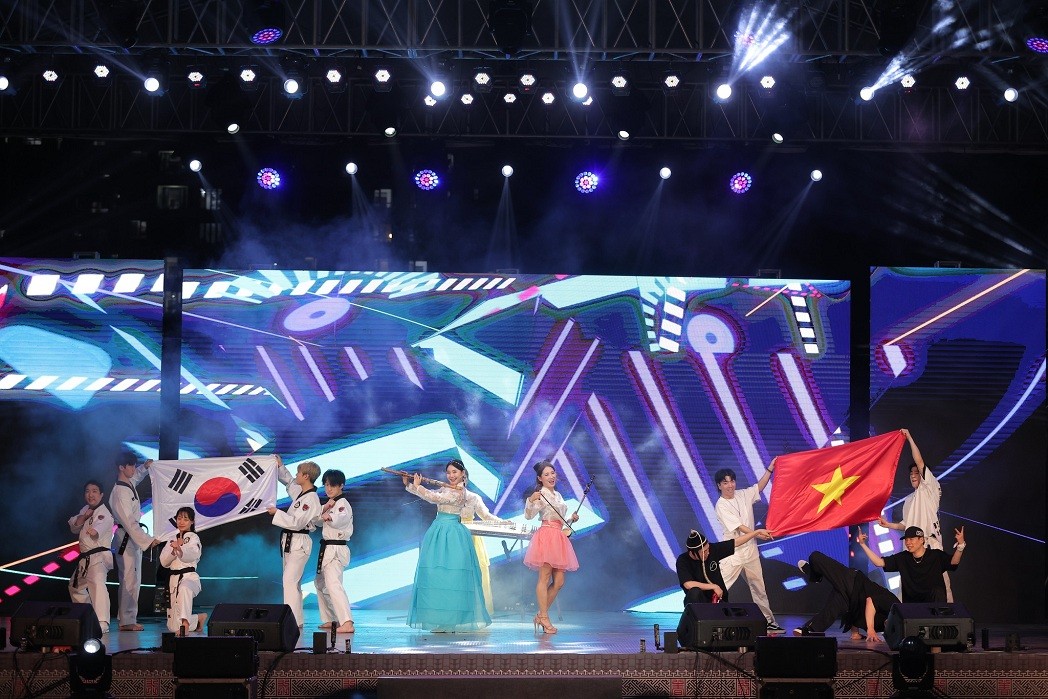 Art perfomance at night show. Art perfomance at night show.