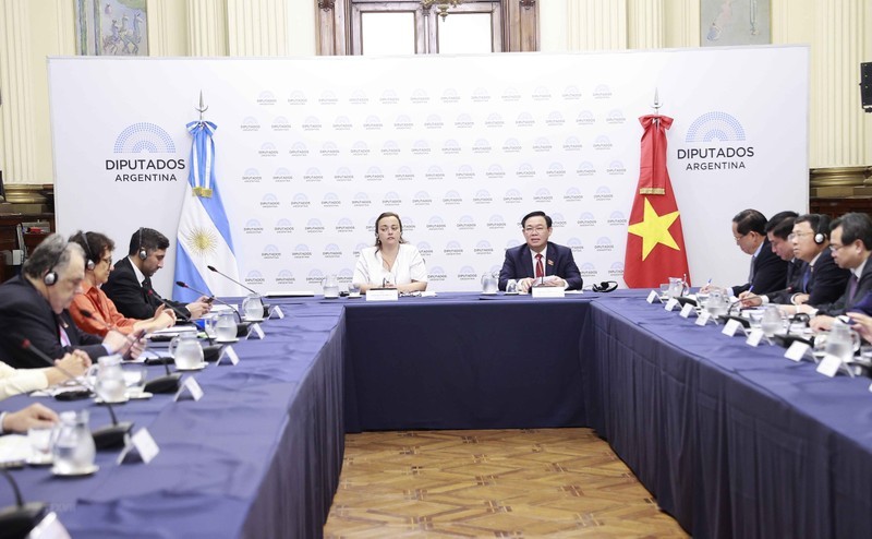 National Assembly Chairman Vuong Dinh Hue held talks with President of the Chamber of Deputies of Argentina Cecilia Moreau on April 24 morning (local time). Photo: VNA National Assembly Chairman Vuong Dinh Hue held talks with President of the Chamber of Deputies of Argentina Cecilia Moreau on April 24 morning (local time). Photo: VNA