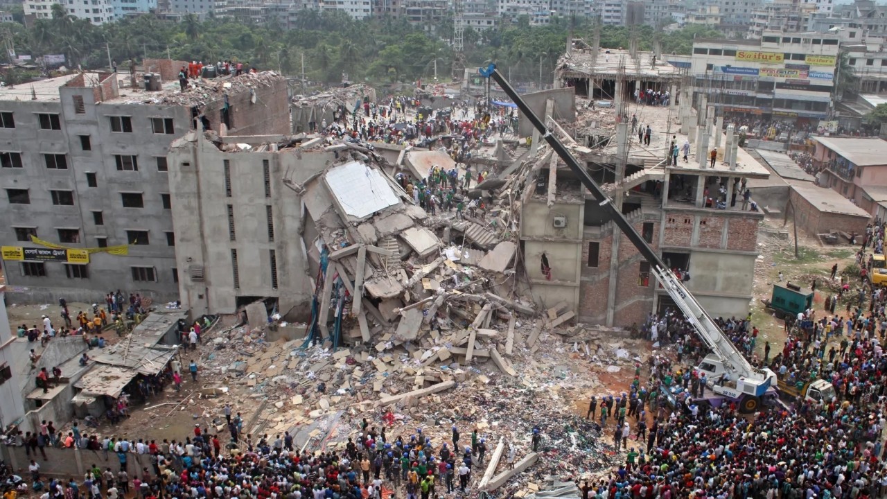 Đống đổ nát của vụ sập tòa Rana Plaza. Đống đổ nát của vụ sập tòa Rana Plaza.