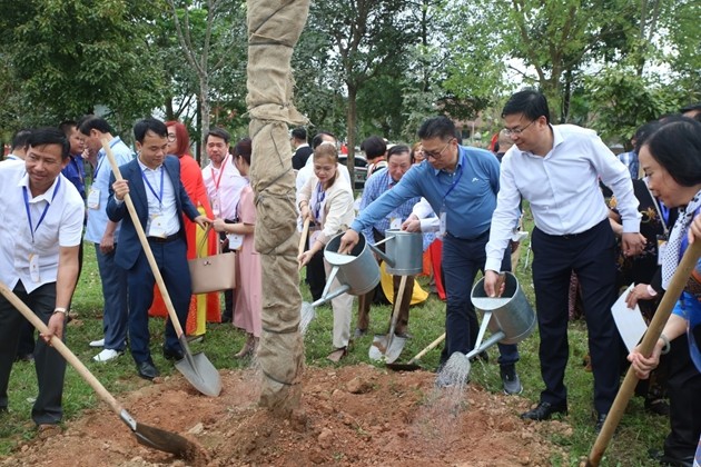 Kiều bào từ 23 quốc gia về Đất Tổ dâng hương tưởng nhớ các Vua Hùng