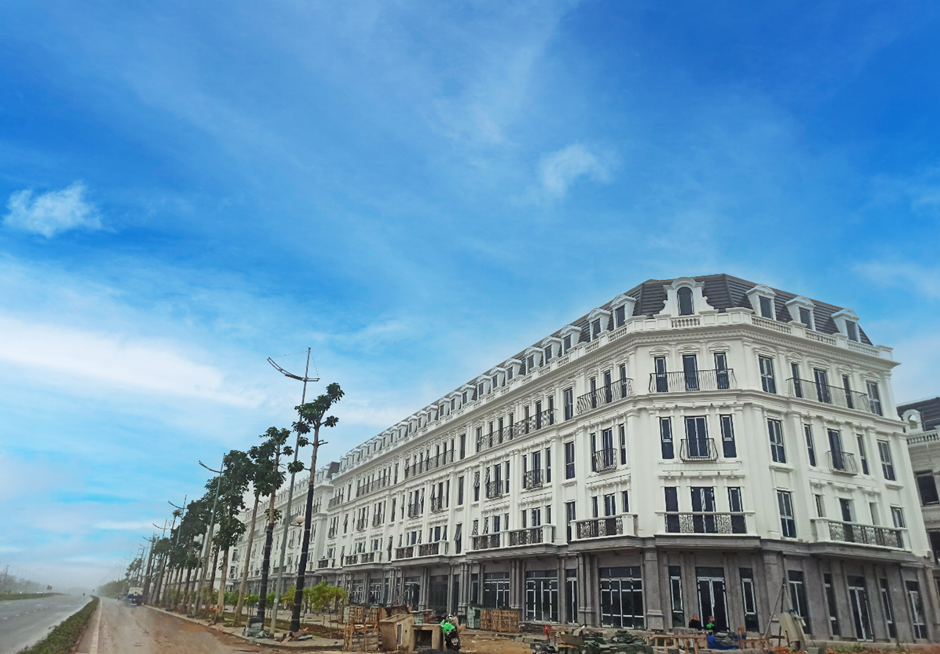 Toàn bộ biệt thự và shophouse của Sunshine Capital Tay Thang Long đã hoàn thành kết cấu móng, thân, đang thi công ốp lát đá ngoài nhà, lắp đặt lan can, cửa vách kính, dự kiến bàn giao vào quý II/2023 Toàn bộ biệt thự và shophouse của Sunshine Capital Tay Thang Long đã hoàn thành kết cấu móng, thân, đang thi công ốp lát đá ngoài nhà, lắp đặt lan can, cửa vách kính, dự kiến bàn giao vào quý II/2023