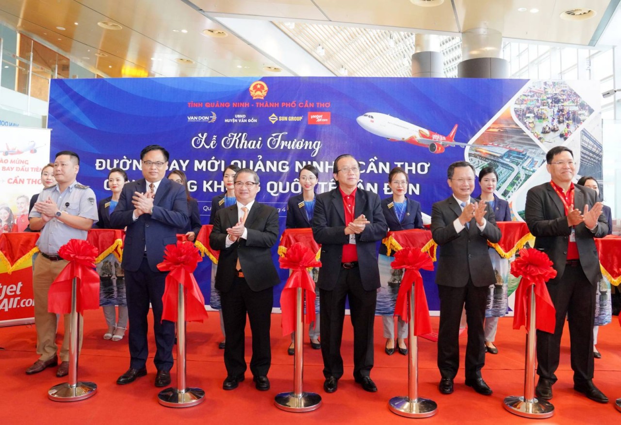 Chủ tịch UBND TP. Cần Thơ Trần Việt Trường (thứ 3 từ trái sang), ông Cao Tường Huy, Quyền Chủ tịch UBND tỉnh Quảng Ninh (thứ 2 từ phải sang), Phó Tổng giám đốc Vietjet Đỗ Xuân Quang (thứ ba từ phải sang) thực hiện nghi thức khai trương đường bay đầu tiên kết nối Cần Thơ và Quảng Ninh.