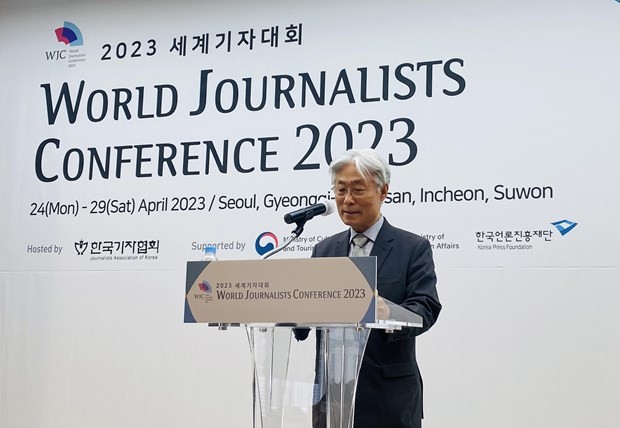 Pyo Wan Soo, Chairperson of the Korea Press Foundation, delivers a speech at the conference. Photo: Nguyen Yen Pyo Wan Soo, Chairperson of the Korea Press Foundation, delivers a speech at the conference. Photo: Nguyen Yen