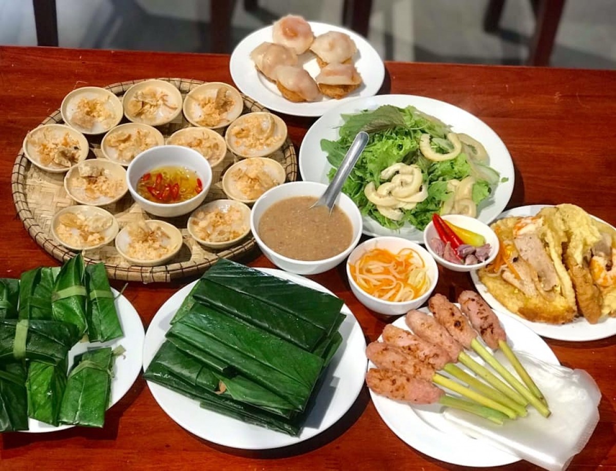 Ẩm thực Huế luôn khiến cho du khách nhớ mãi nhờ hương vị và cách chế biến độc đáo, mang đậm nét tinh hoa văn hóa dân tộc. Ẩm thực Huế luôn khiến cho du khách nhớ mãi nhờ hương vị và cách chế biến độc đáo, mang đậm nét tinh hoa văn hóa dân tộc.