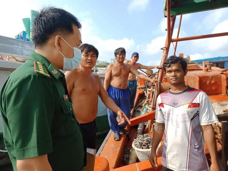 Cán bộ Đồn Biên phòng Cửa Đại tiếp nhận nạn nhân người nước ngoài trôi dạt trên biển do tàu BT 99234 TS bàn giao. Ảnh: BĐBP Bến Tre cung cấp
