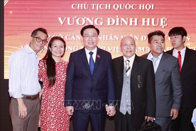 NA Chairman Vuong Dinh Hue and representatives of the Vietnamese community. Photo: VNA NA Chairman Vuong Dinh Hue and representatives of the Vietnamese community. Photo: VNA