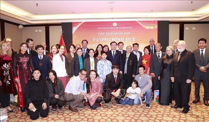 NA Chairman Vuong Dinh Hue and representatives of the Vietnamese community. Photo: VNA NA Chairman Vuong Dinh Hue and representatives of the Vietnamese community. Photo: VNA