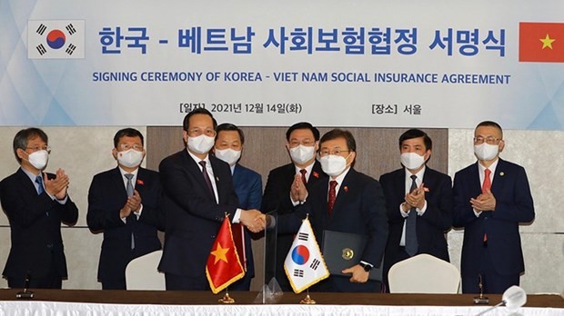 Vietnamese Minister of Labour, Invalids and Social Affairs Dao Ngoc Dung (front, left) and the RoK's Minister of Health and Welfare Kwon Deok-cheol sign the bilateral agreement on social insurance on December 14, 2021. Photo: VNA Vietnamese Minister of Labour, Invalids and Social Affairs Dao Ngoc Dung (front, left) and the RoK's Minister of Health and Welfare Kwon Deok-cheol sign the bilateral agreement on social insurance on December 14, 2021. Photo: VNA