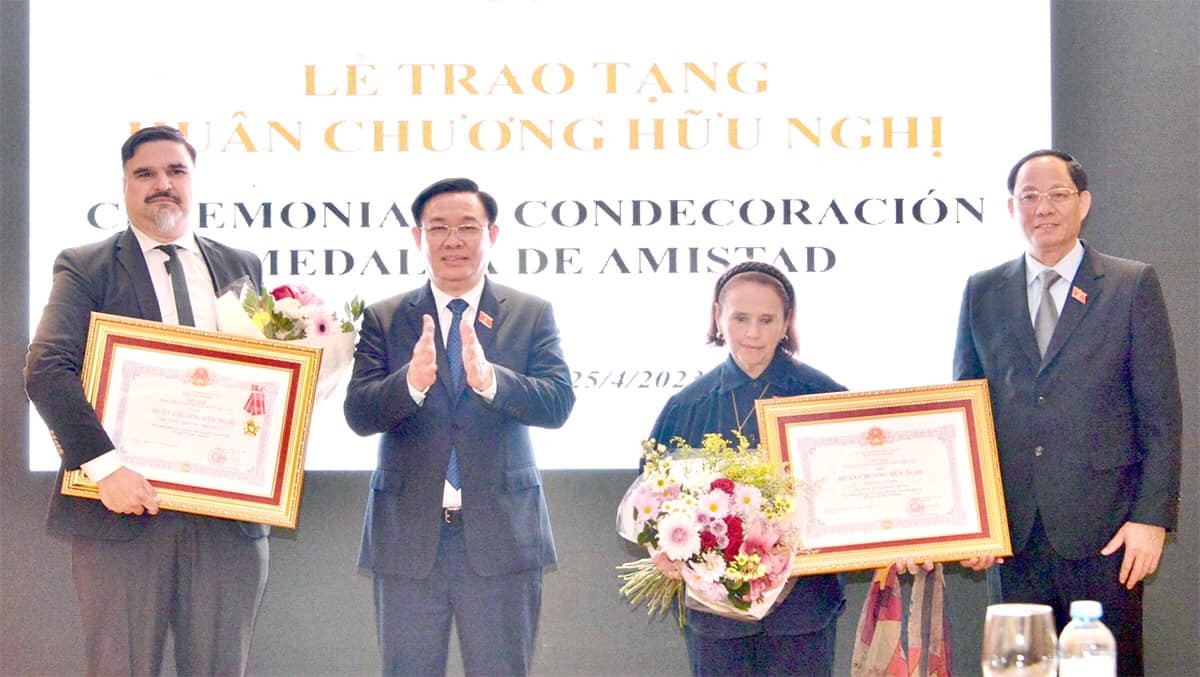 NA Chairman Hue presented the Friendship Order of Vietnam to the Argentina-Vietnam Culture Institute (ICAV) and its President Poldi María Sosa. NA Chairman Hue presented the Friendship Order of Vietnam to the Argentina-Vietnam Culture Institute (ICAV) and its President Poldi María Sosa.
