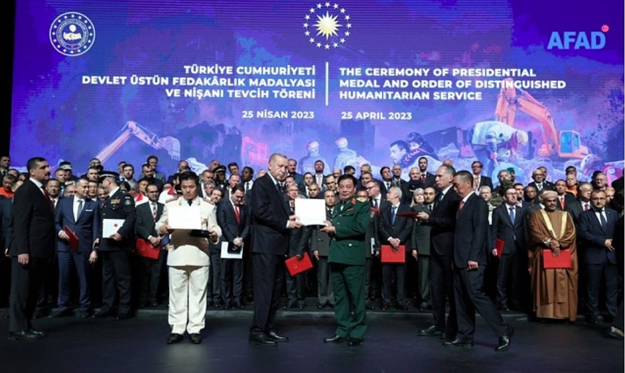 Turkish President Recep Tayyip Erdogan presents the honour to representatives of the Vietnamese rescue teams at the ceremony. (Photo: VGP). Turkish President Recep Tayyip Erdogan presents the honour to representatives of the Vietnamese rescue teams at the ceremony. (Photo: VGP).