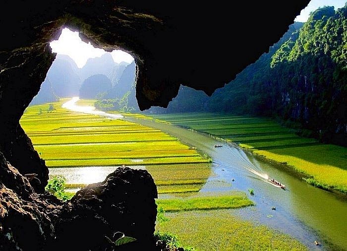 Tam Coc in the northern province of Ninh Binh. Photo: viettravelo Tam Coc in the northern province of Ninh Binh. Photo: viettravelo